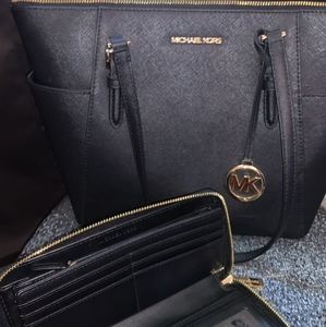 Charlotte Large Saffiano Leather Top-Zip Tote Bagmedium, the purse alone is 180